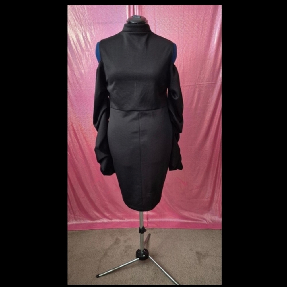 🆕️ LISTING!! COLD SHOULDER DRAPED SLEEVES MINI DRESS - Picture 4 of 10
